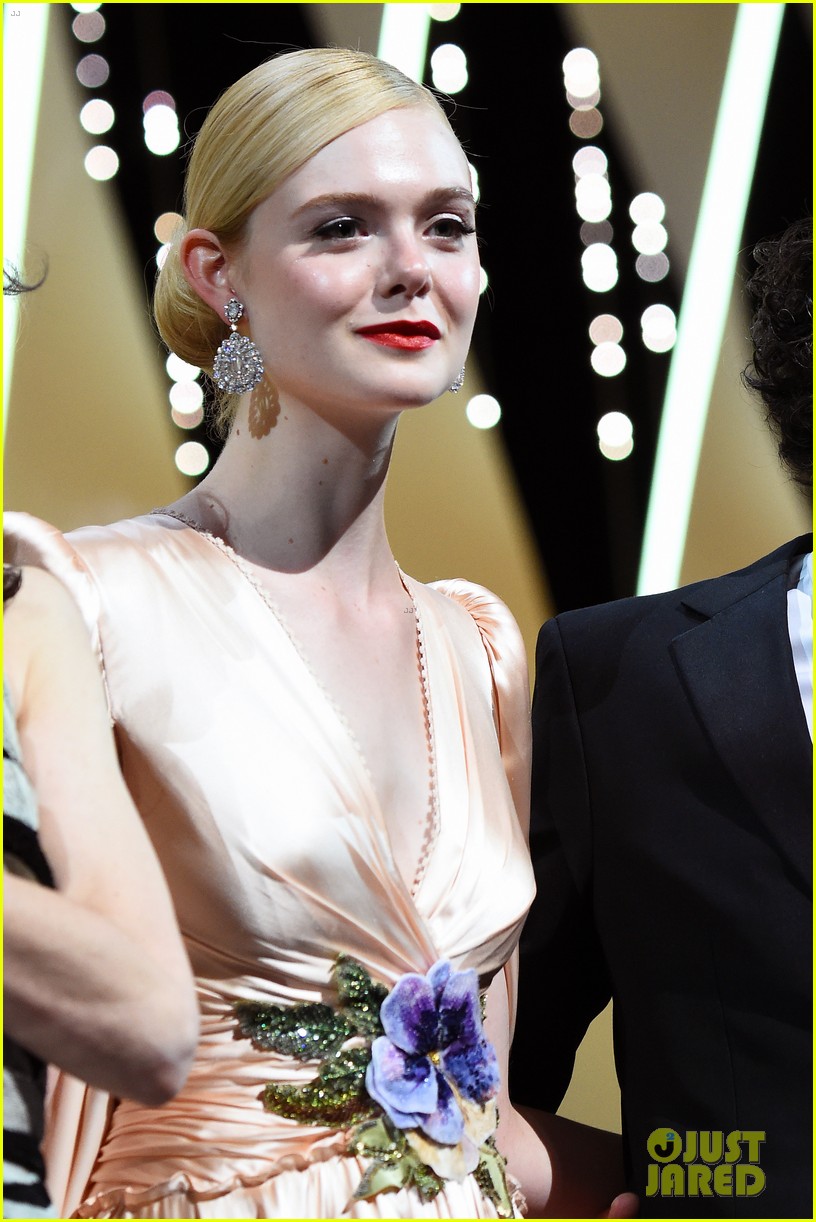 elle fanning cannes opening ceremony gucci gown 31