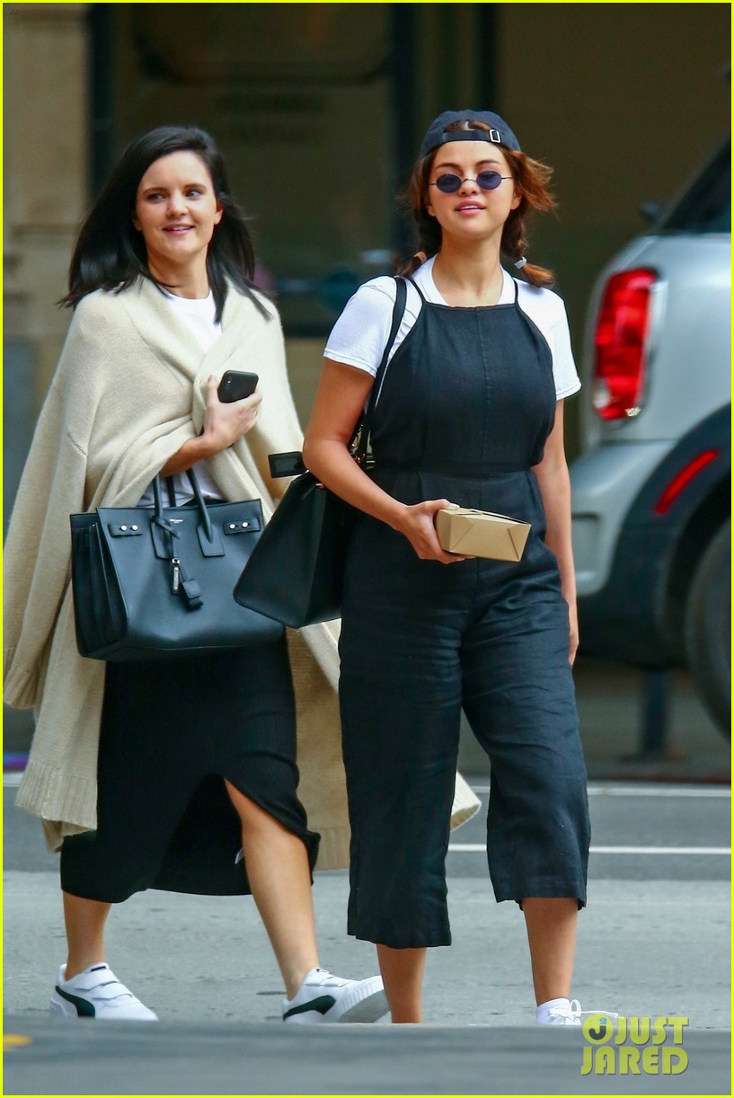 selena gomez meets up with friends for lunch 03
