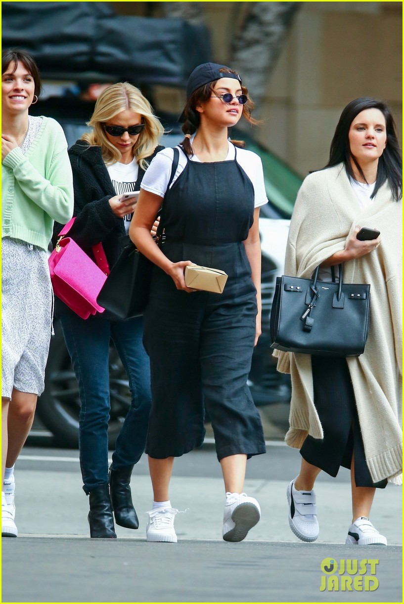 selena gomez meets up with friends for lunch 05