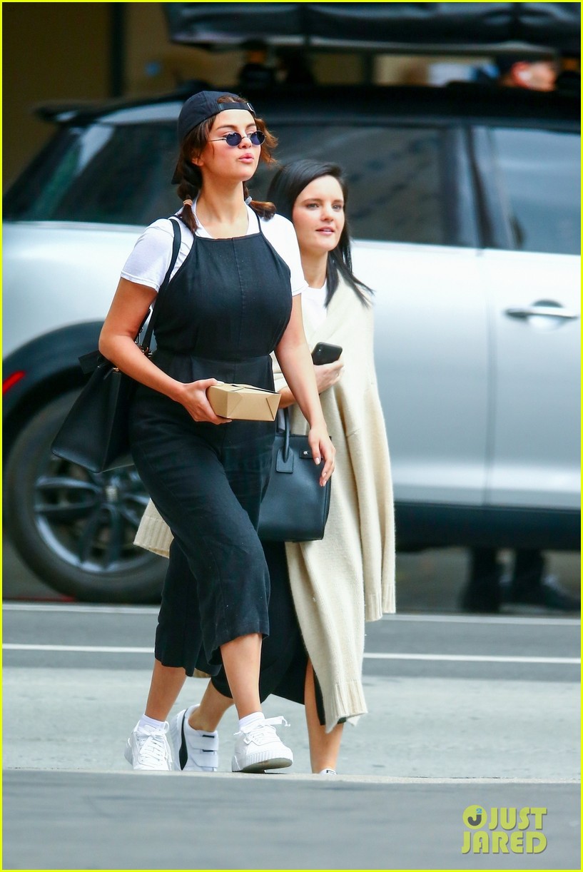 selena gomez meets up with friends for lunch 14