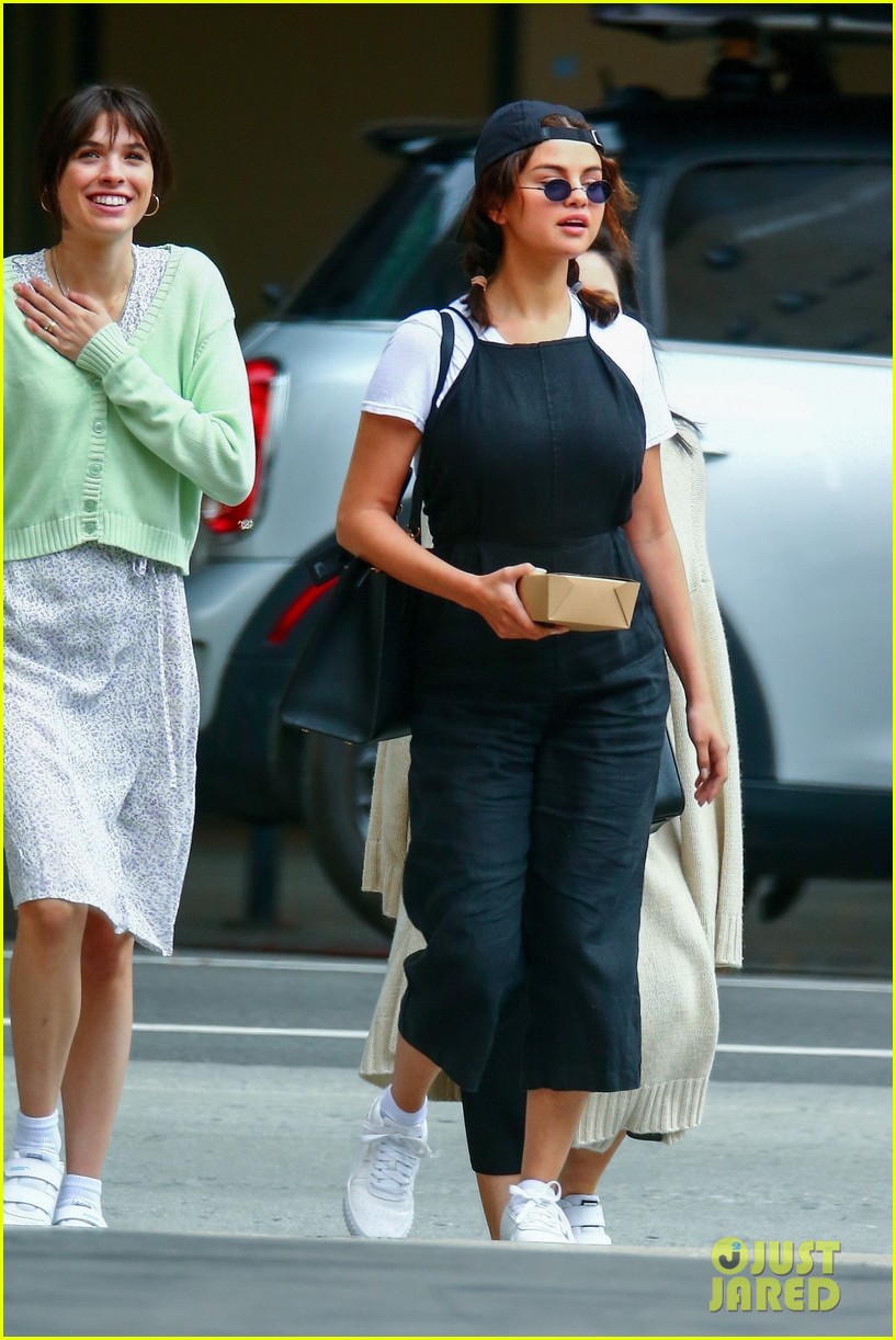 selena gomez meets up with friends for lunch 15