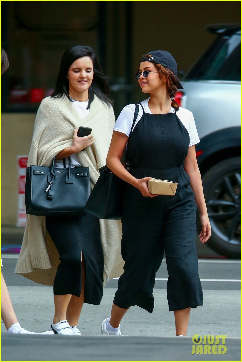 selena gomez meets up with friends for lunch 17