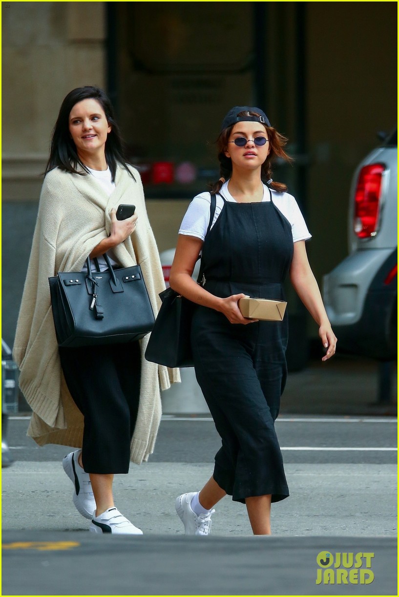 selena gomez meets up with friends for lunch 18