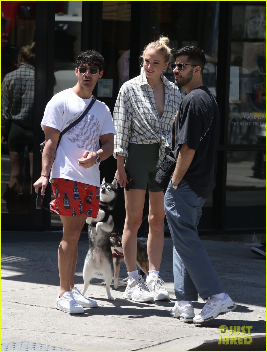joe jonas sophie turner take their dogs for a walk in nyc 03