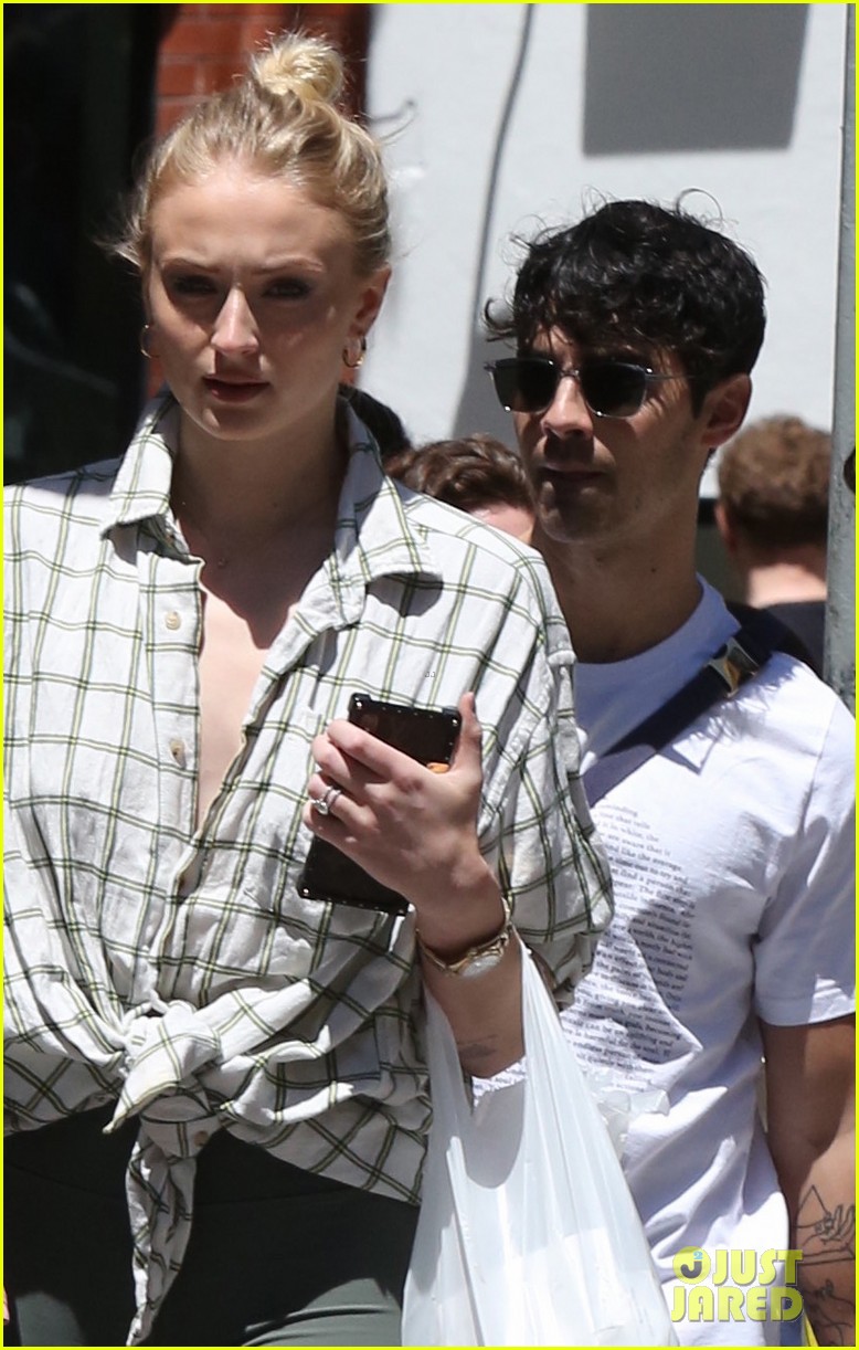 joe jonas sophie turner take their dogs for a walk in nyc 04