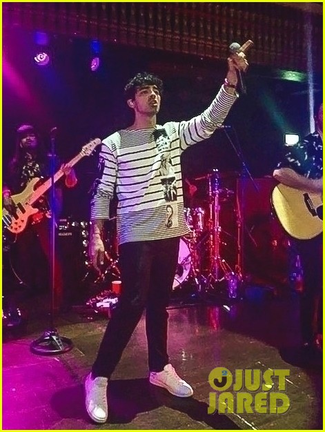 jonas brothers hit the stage for concert in london 01