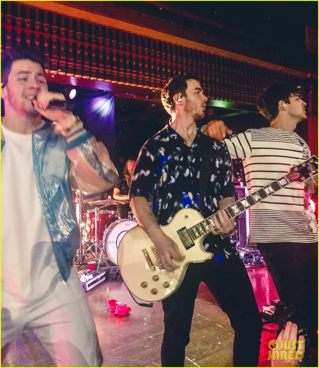 jonas brothers hit the stage for concert in london 03