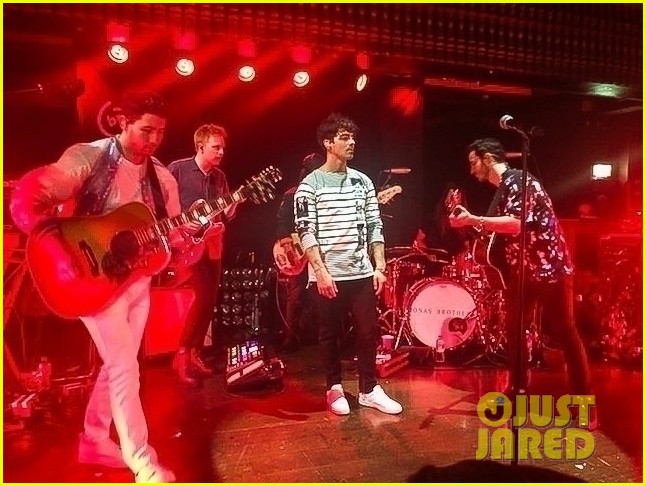 jonas brothers hit the stage for concert in london 04