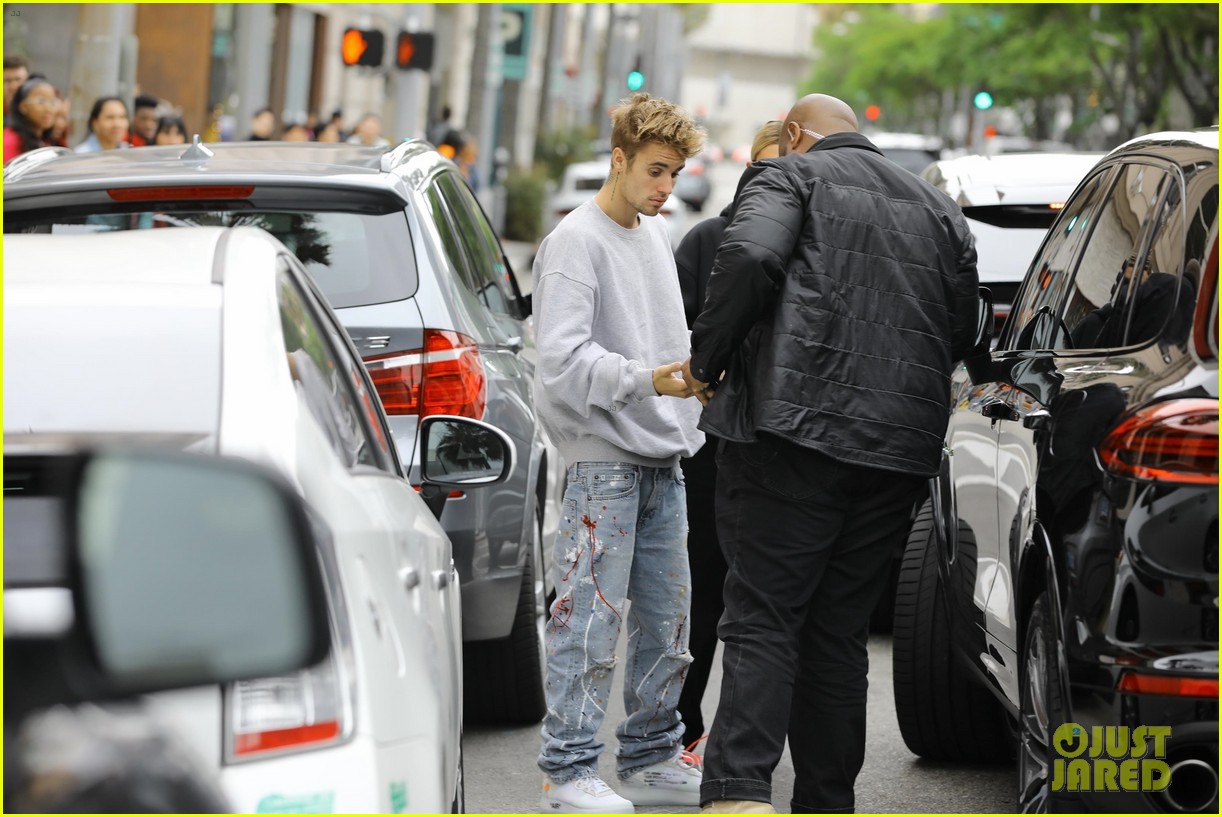 justin hailey bieber wear oversized sweaters for beverly hills shopping day 25