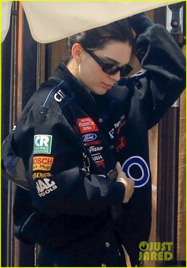 kendall jenner goes sporty for lunch in weho 07