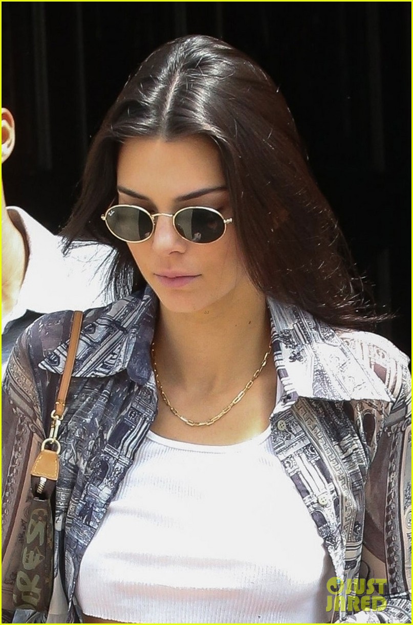 kendall jenner shows off her toned torso 04
