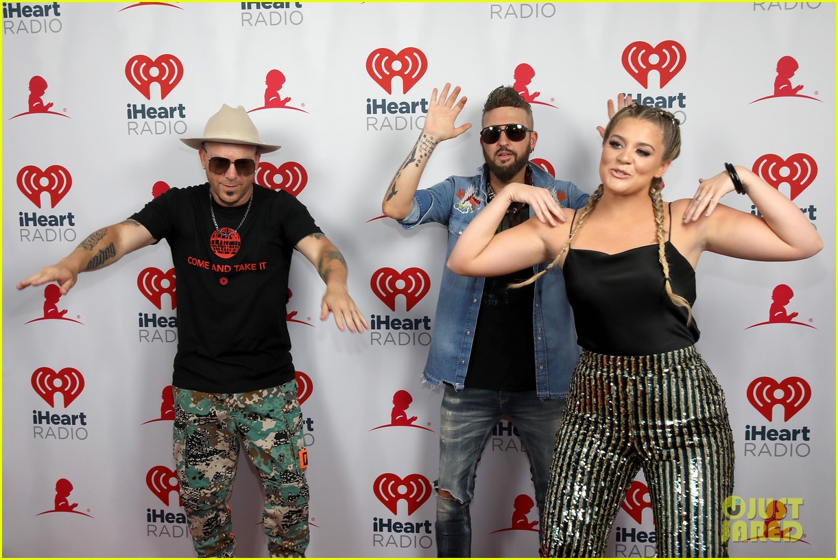 lauren alaina takes the stage at iheartcountry music festival 04