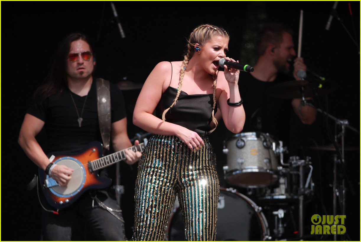 lauren alaina takes the stage at iheartcountry music festival 06