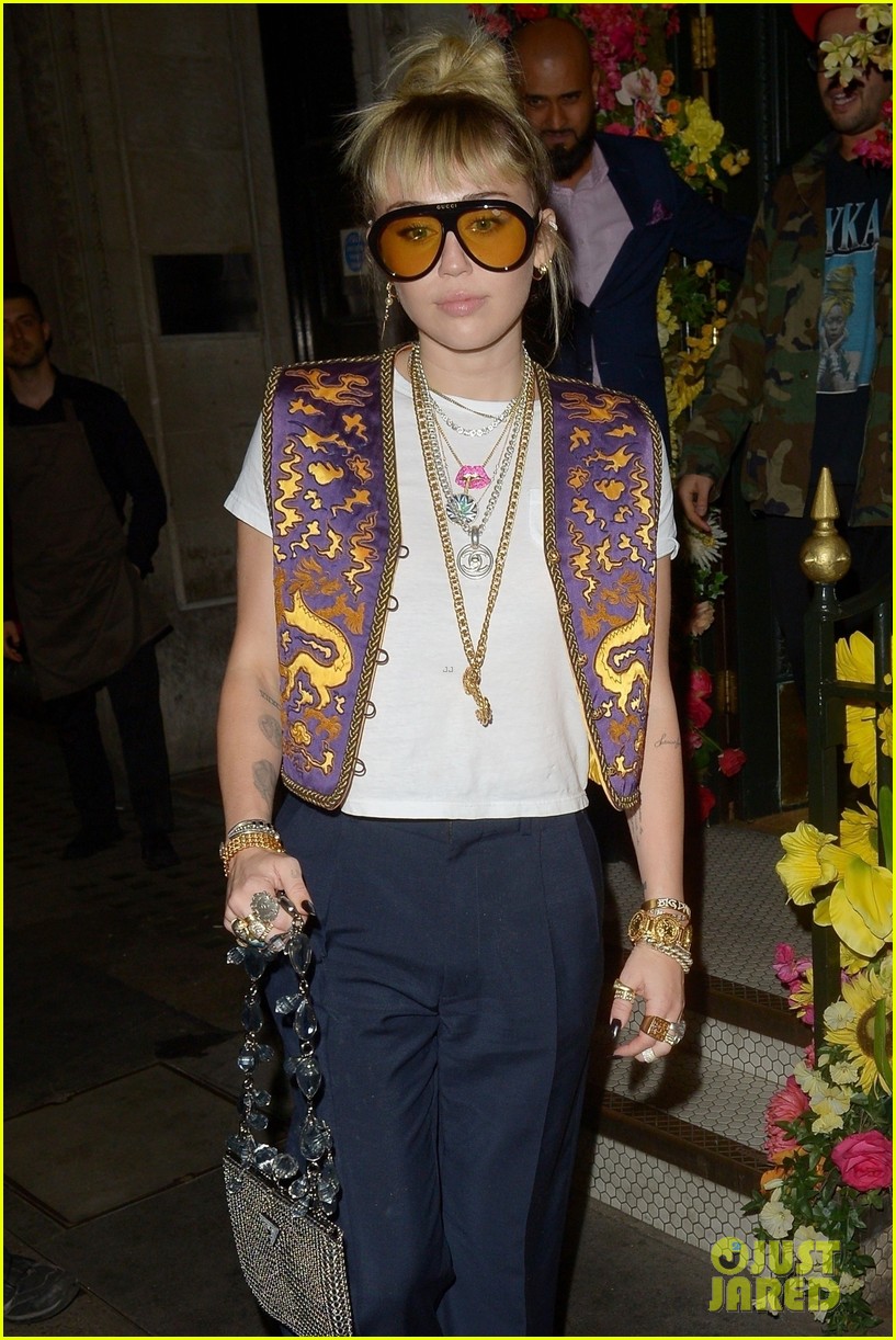 miley cyrus mayfair restaurant outing 01