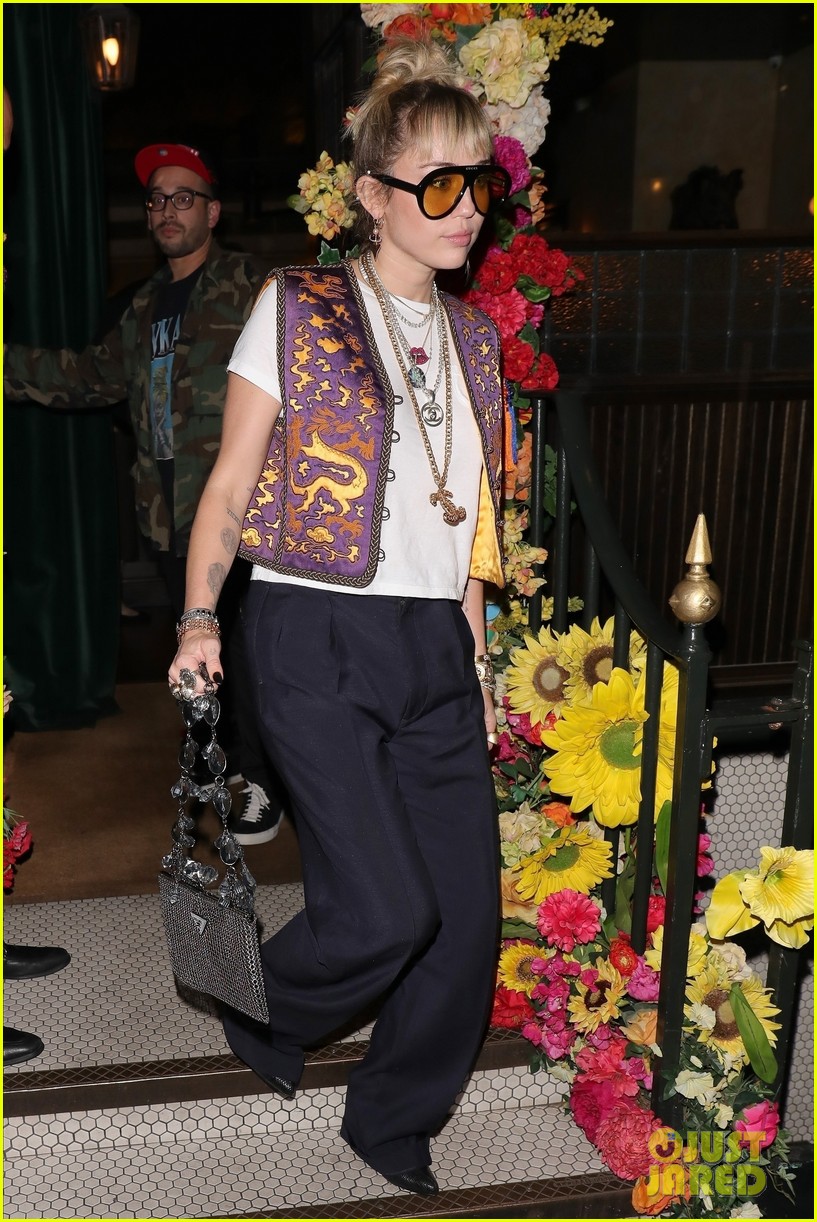 miley cyrus mayfair restaurant outing 03