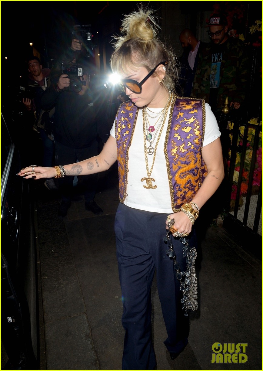miley cyrus mayfair restaurant outing 05