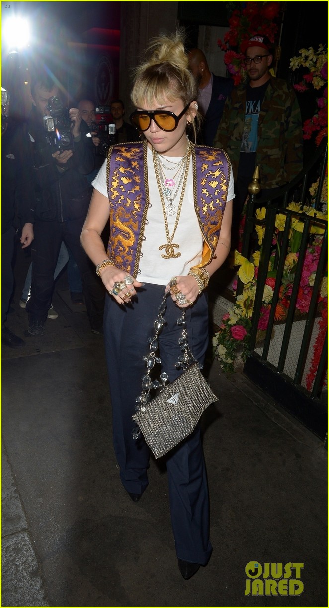miley cyrus mayfair restaurant outing 06