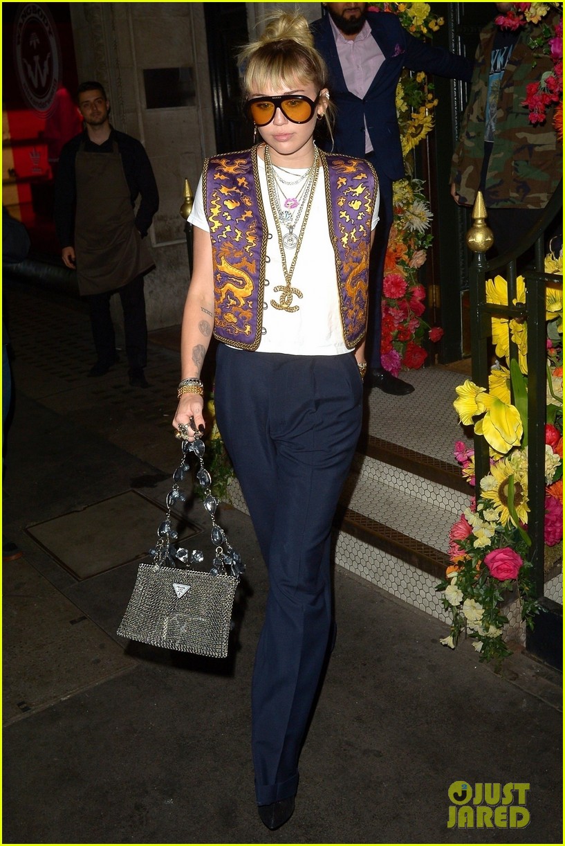 miley cyrus mayfair restaurant outing 09