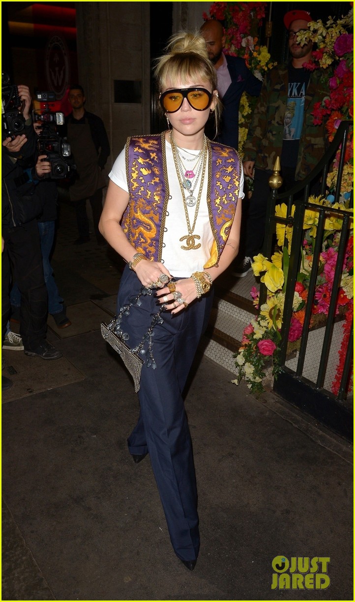 miley cyrus mayfair restaurant outing 10
