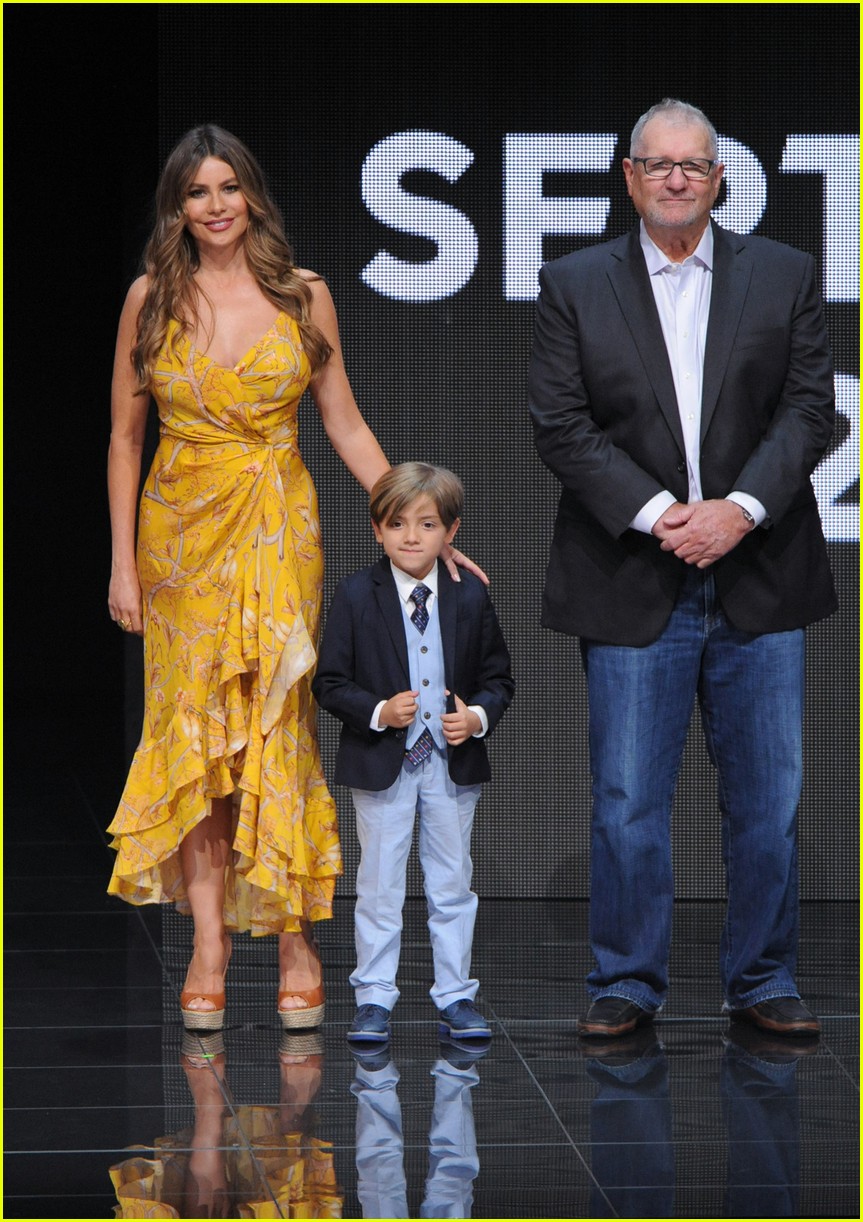 modern family cast steps out for abc upfronts presentation 09