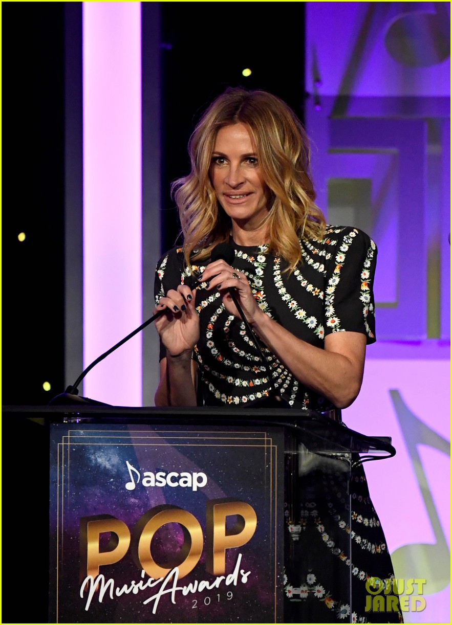 julia roberts honors billie eilish at ascap pop music awards 2019 29