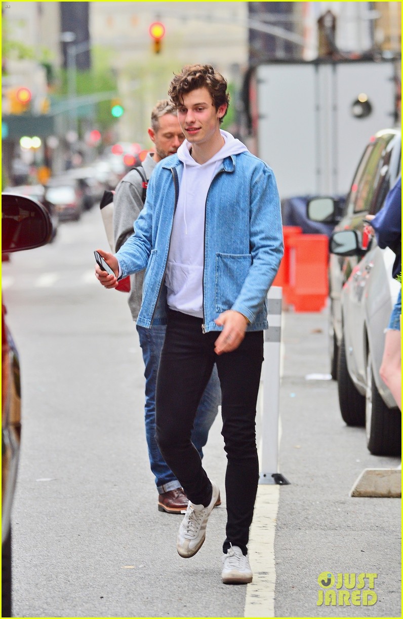 shawn mendes is all smiles hanging out in nyc 01