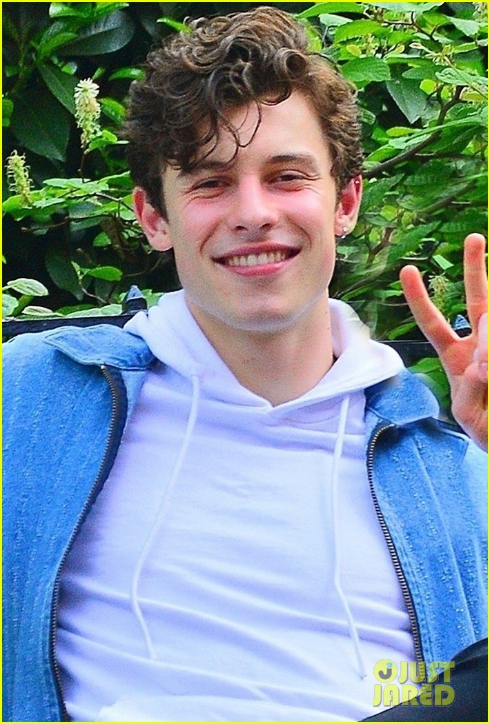shawn mendes is all smiles hanging out in nyc 02