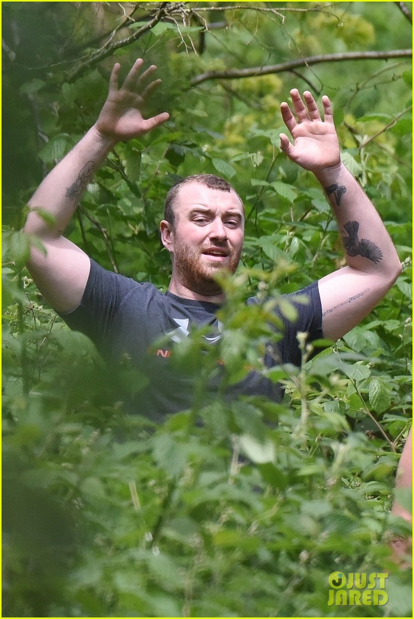 sam smith goes for a hike with trainer 02