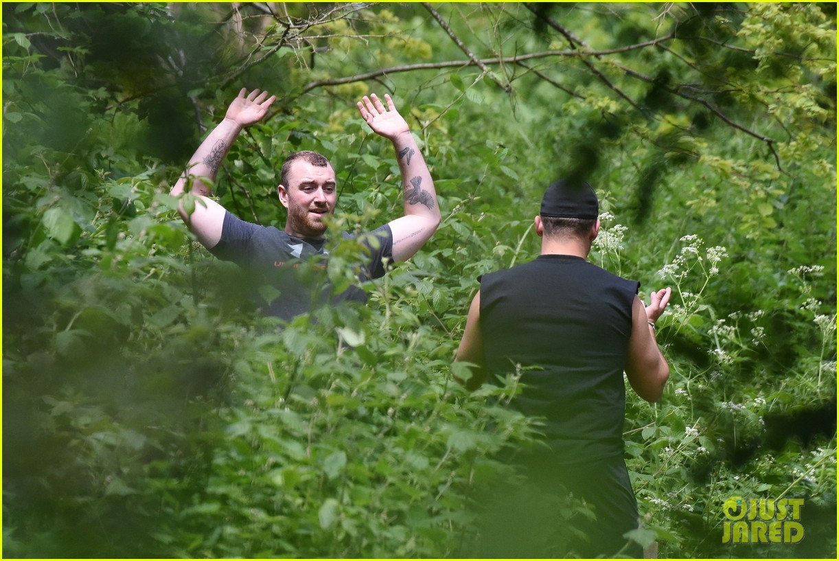 sam smith goes for a hike with trainer 04