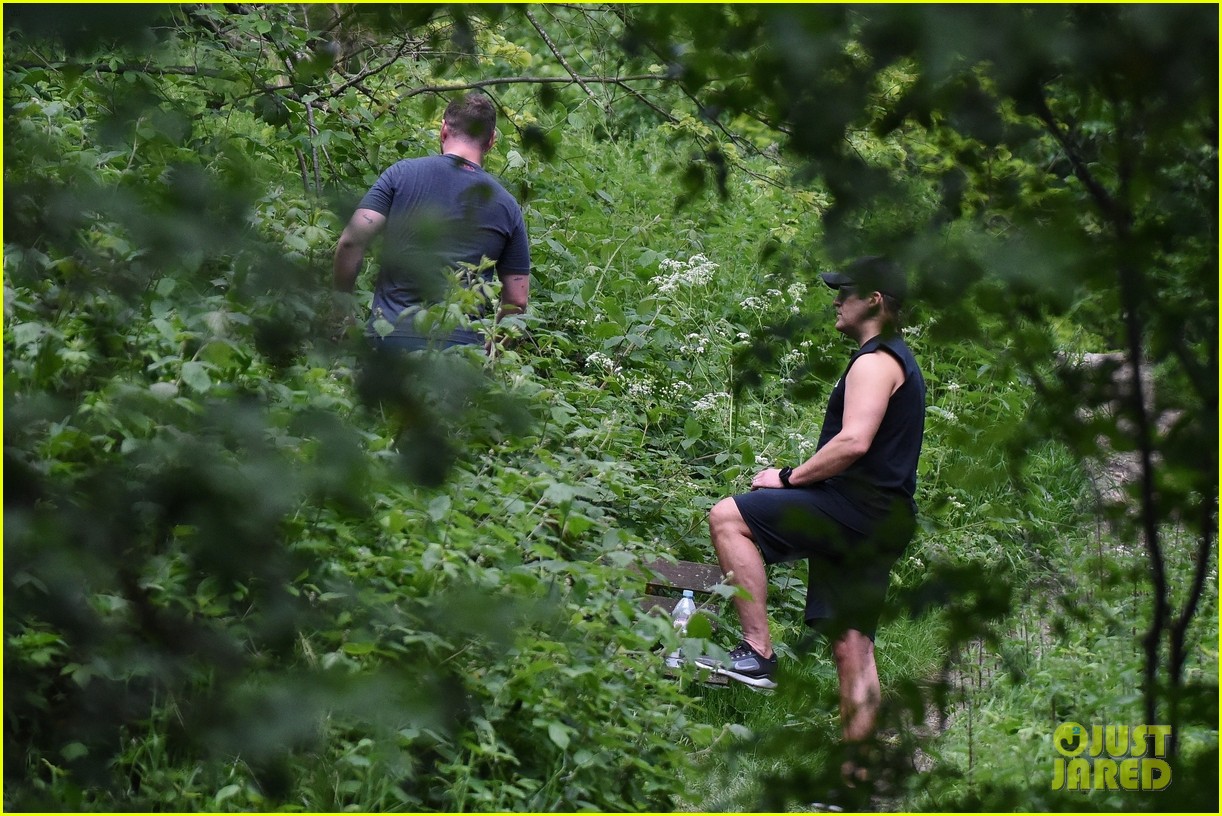 sam smith goes for a hike with trainer 05