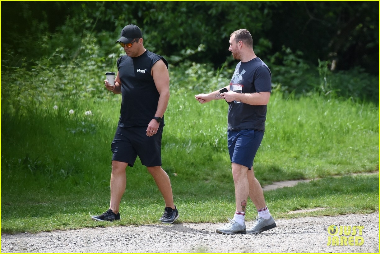 sam smith goes for a hike with trainer 20