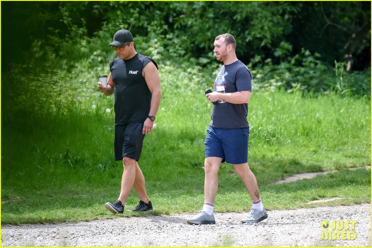 sam smith goes for a hike with trainer 21