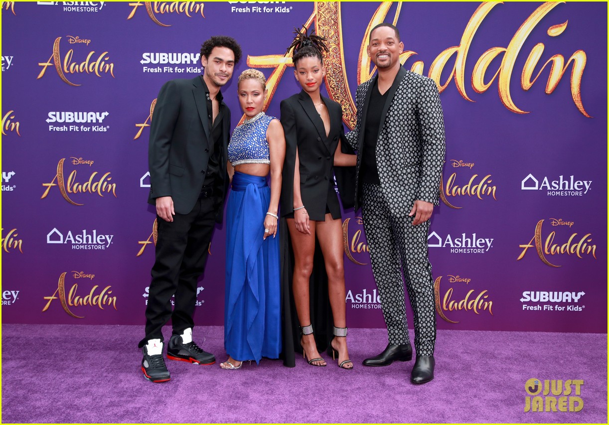 will smith is joined by his family at aladdin premiere 07