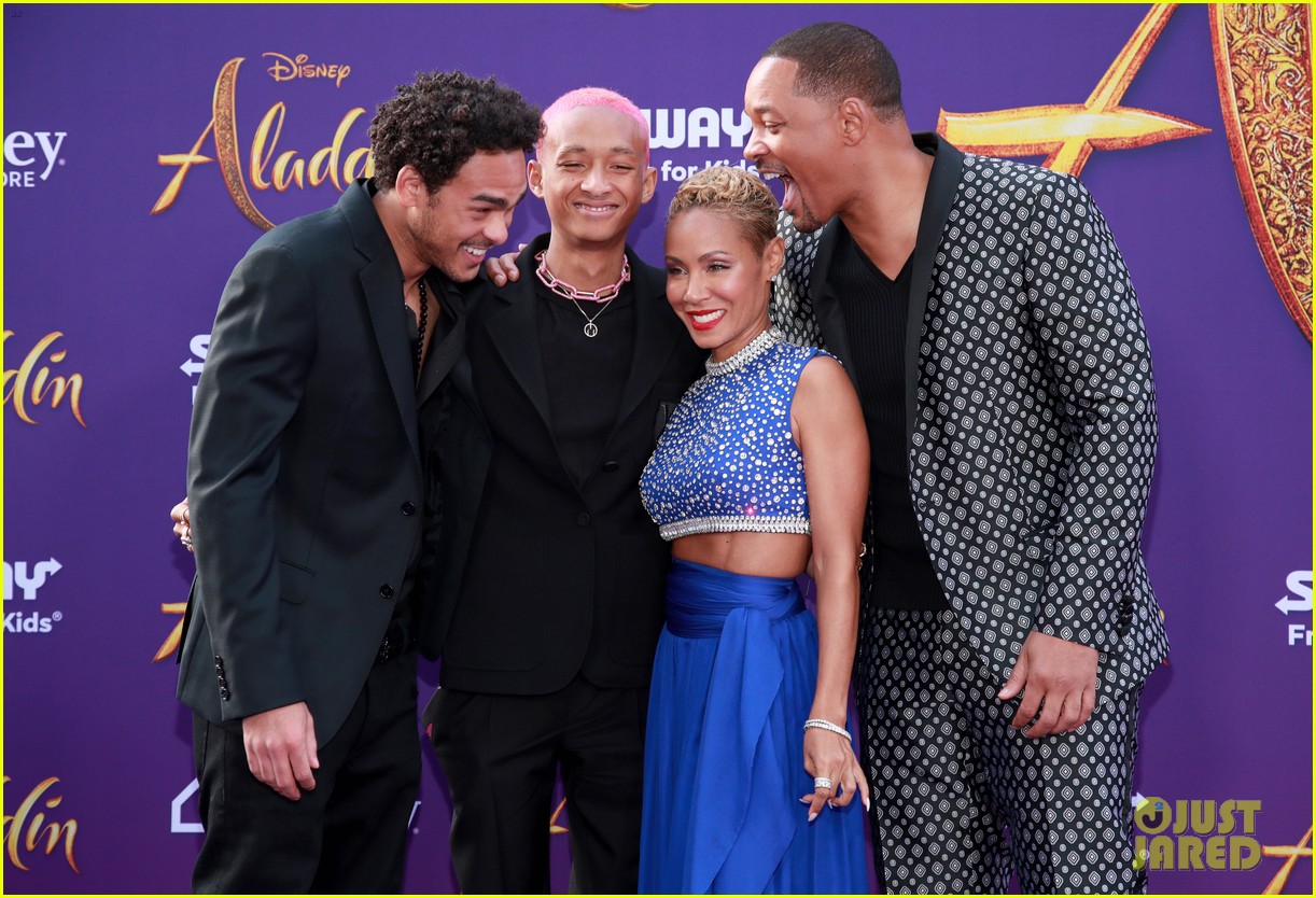 will smith is joined by his family at aladdin premiere 08