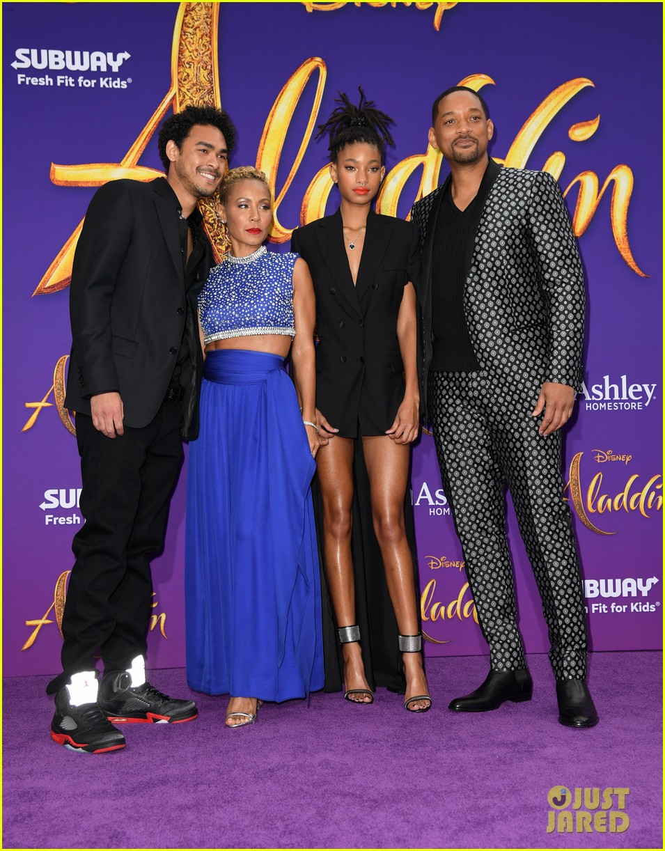 will smith is joined by his family at aladdin premiere 12