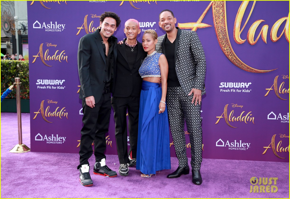 will smith is joined by his family at aladdin premiere 21