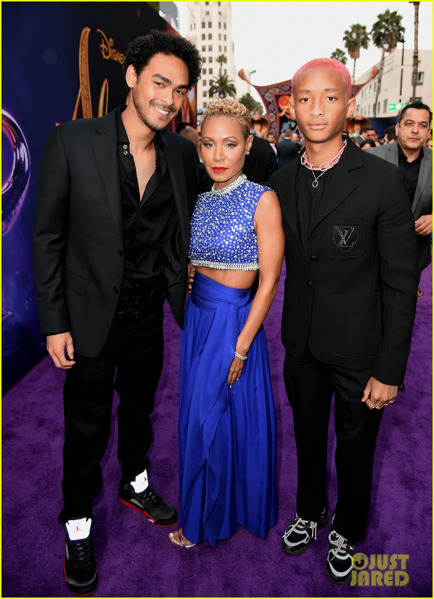will smith is joined by his family at aladdin premiere 23