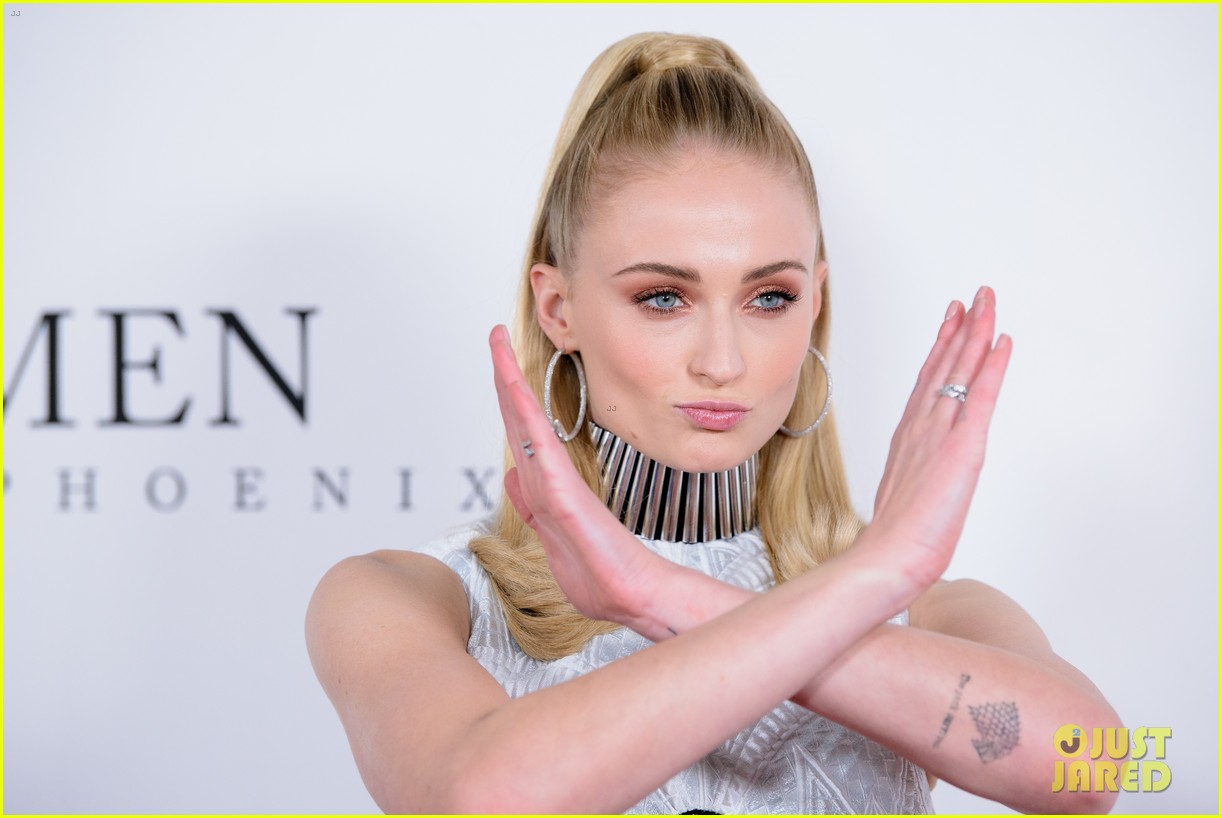 sophie turner auditory thing xmen fan photocall 03