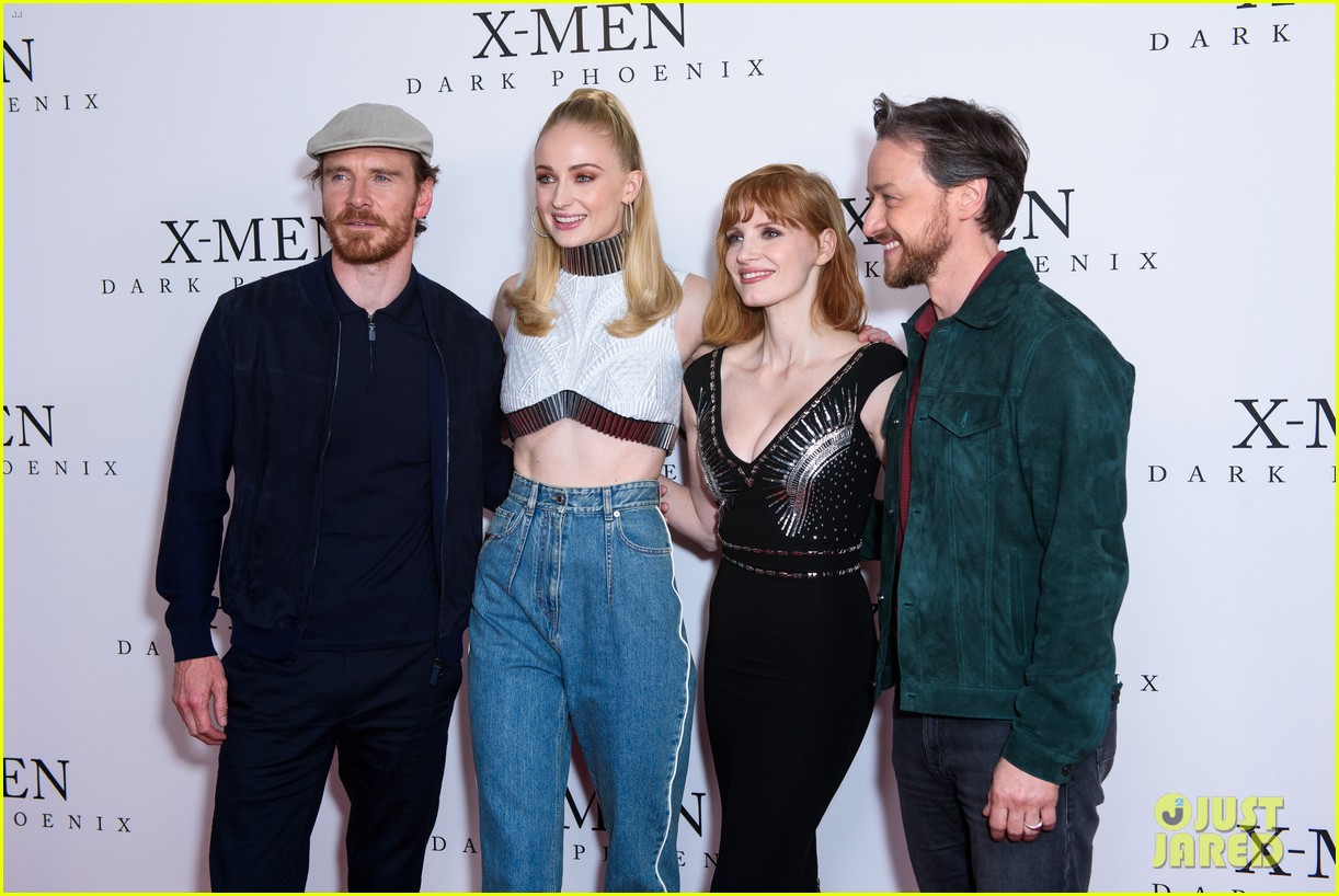 sophie turner auditory thing xmen fan photocall 09