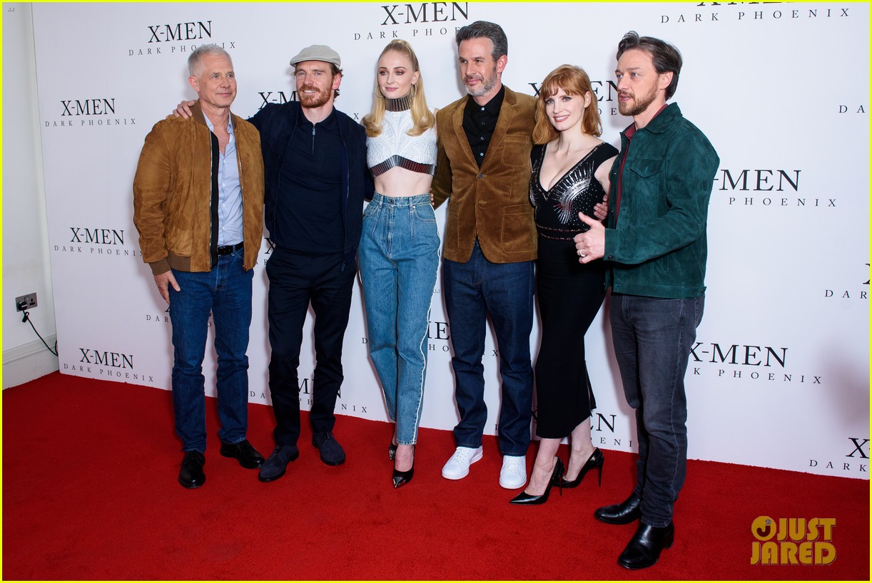sophie turner auditory thing xmen fan photocall 13
