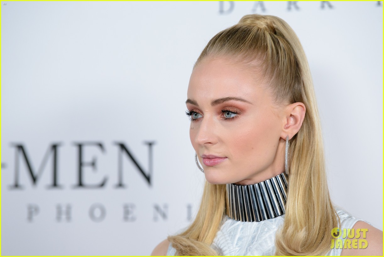 sophie turner auditory thing xmen fan photocall 18