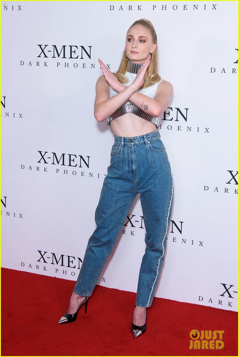 sophie turner auditory thing xmen fan photocall 24
