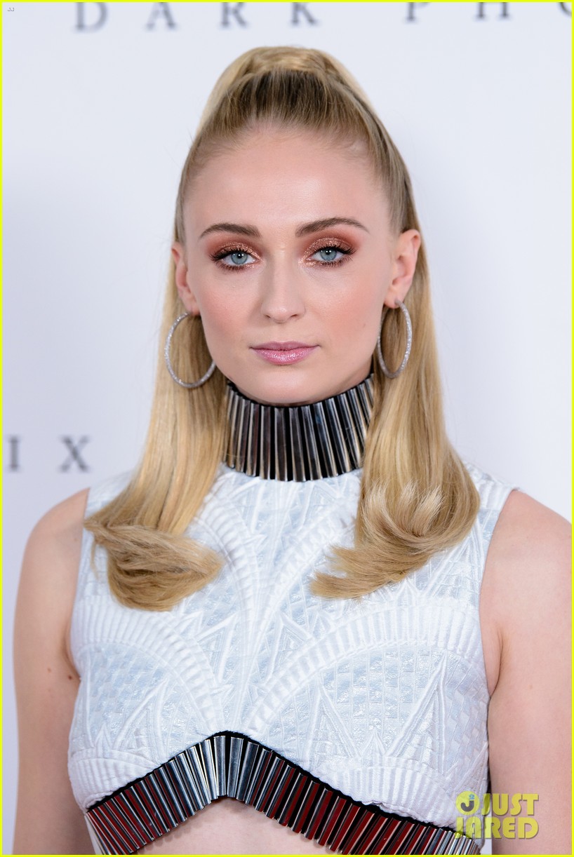 sophie turner auditory thing xmen fan photocall 31