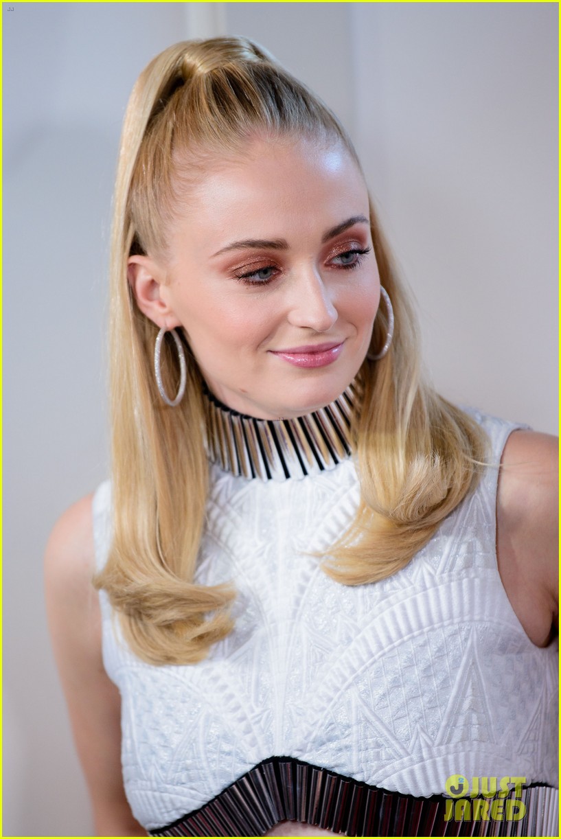 sophie turner auditory thing xmen fan photocall 32