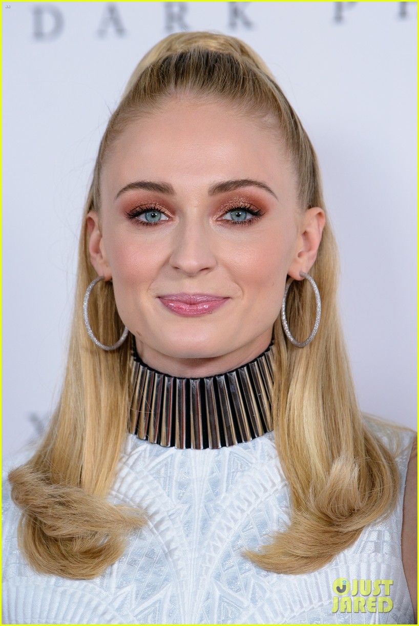 sophie turner auditory thing xmen fan photocall 33