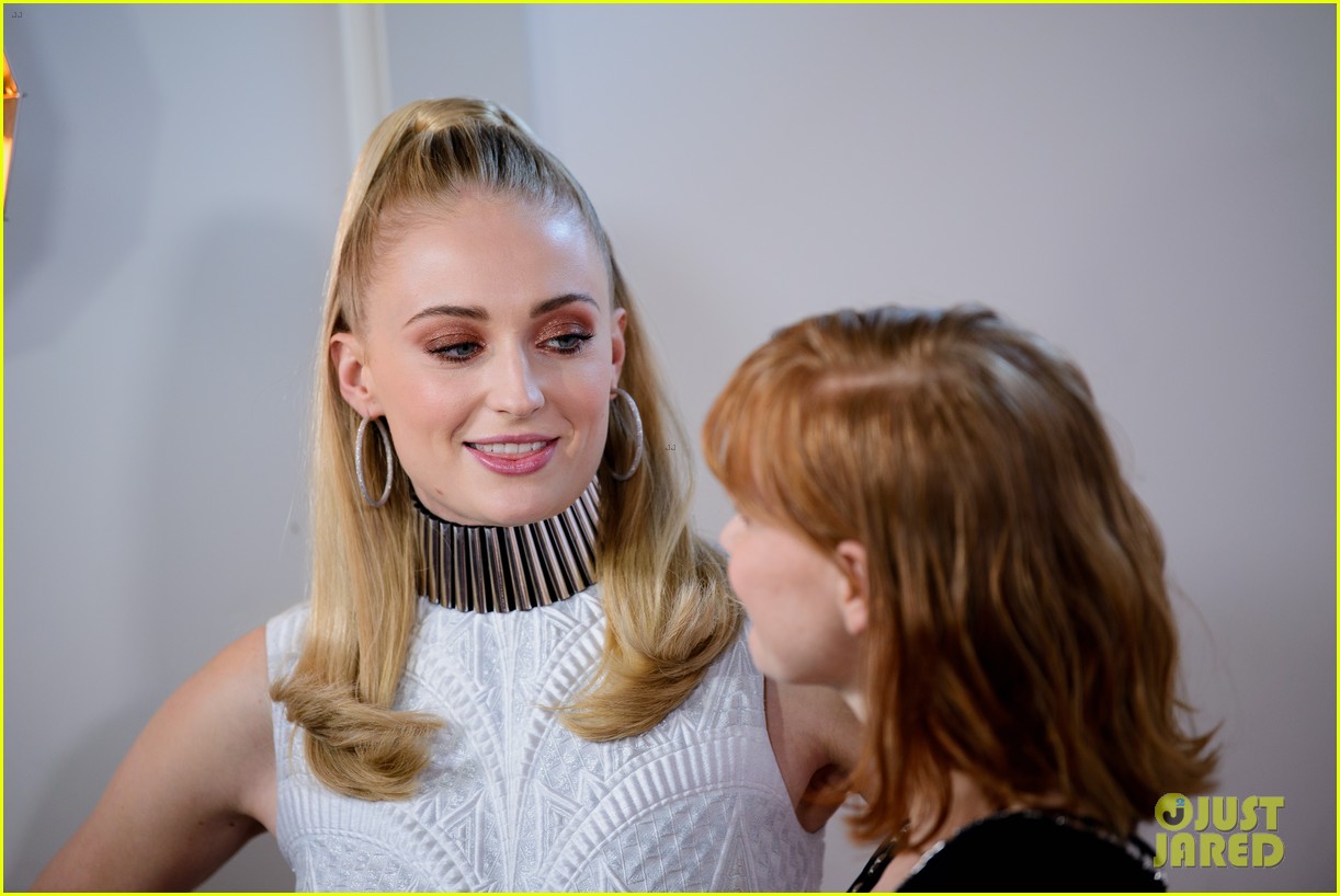 sophie turner auditory thing xmen fan photocall 35