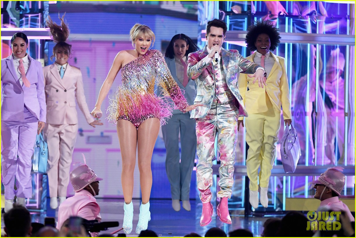 taylor swift and brendon urie perform me at billboard music awards 2019 01