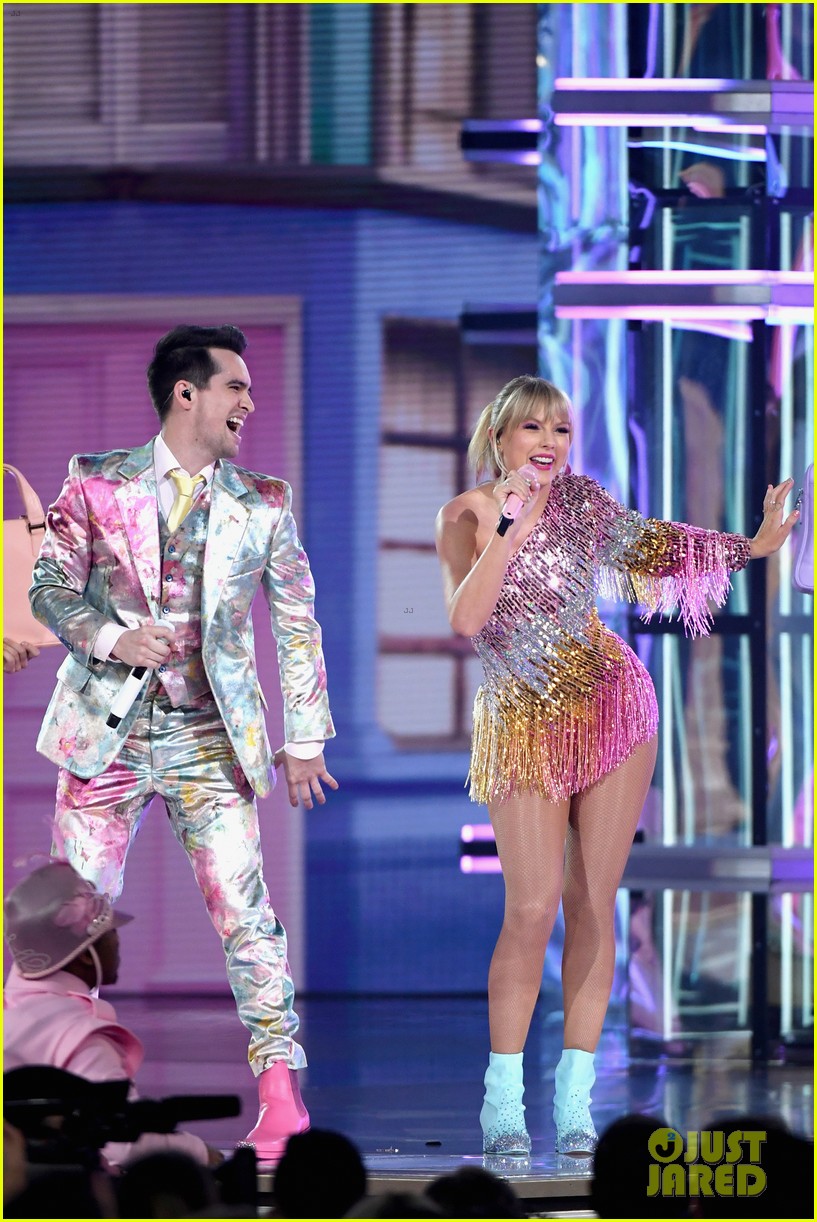 taylor swift and brendon urie perform me at billboard music awards 2019 02