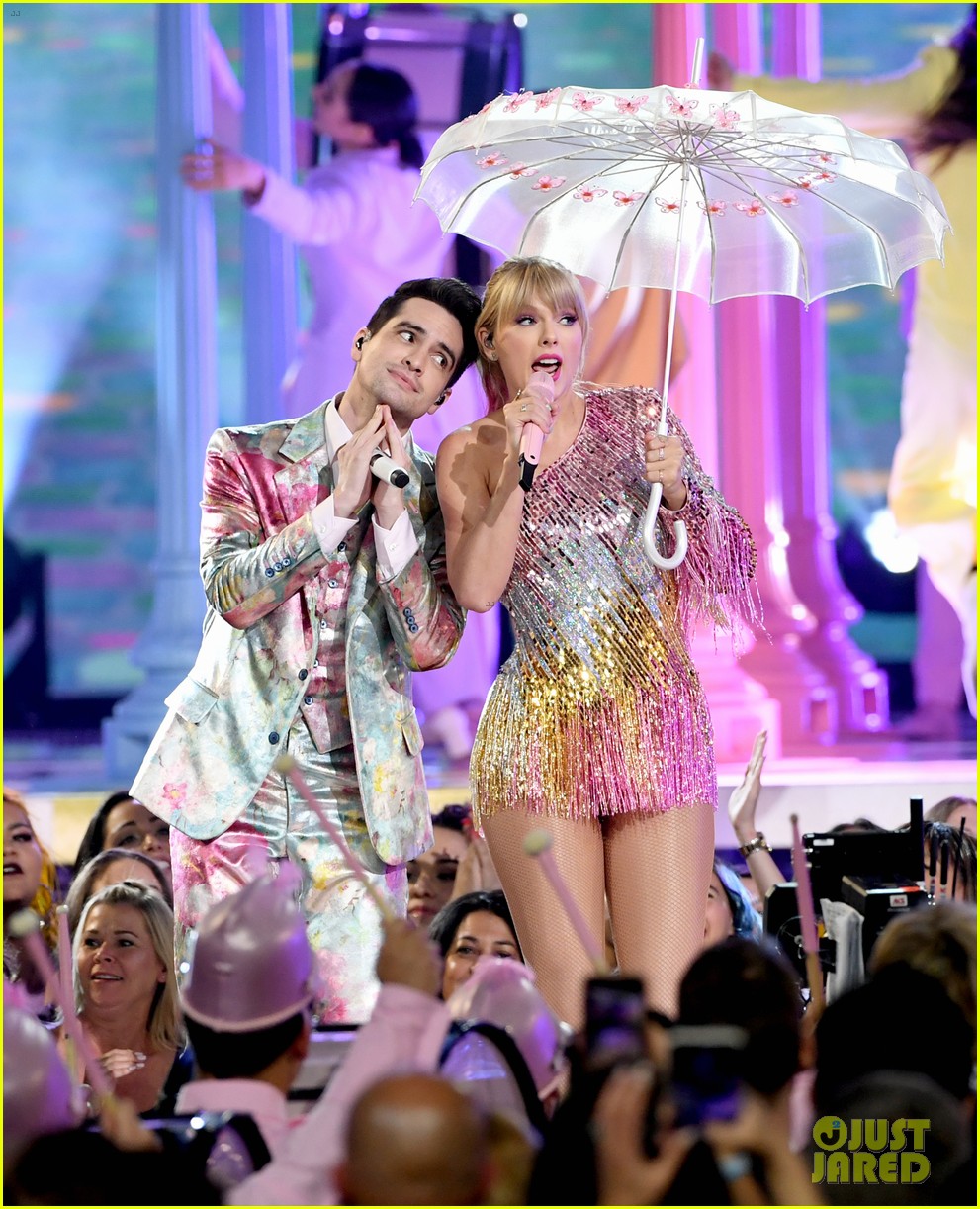 taylor swift and brendon urie perform me at billboard music awards 2019 04