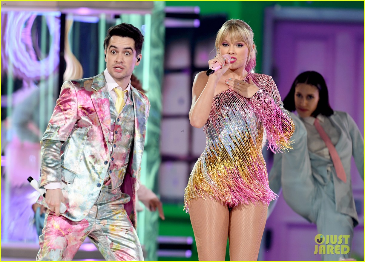 taylor swift and brendon urie perform me at billboard music awards 2019 11